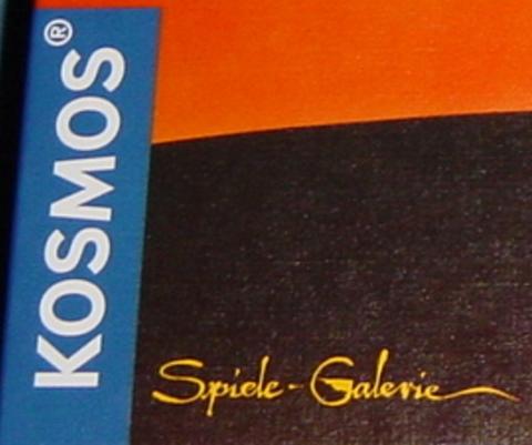 KOSMOS in Blockbuchstaben von unten nach oben auf blauem Hintergrund, rechtwinklig dazu "Spiele Galerie" in Schreibschrift