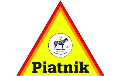 Gelbes Dreieck, darin Reiter im Kreis, Pferdekopf nach rechts, darunter Trade Mark Hinweis, unter Kreis  PIATNIK in schwarz, Dreieck orange+rot gerahmt, ab 2004