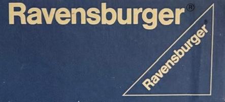 Blaues Recheck, darin weißes Dreieck aus Linien, darin entlang der Diagonale Ravensburger in weiß´, links vom Dreieck an oberer Rechteckkante Ravensburger in weiß