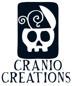 Schwarzes Rechteck, darin weißer Totenkopf, oben offen wie Deckel, daraus Arabeske, darunter weißes Feld mit "CRANIO CREATIONS" in zwei Reihen