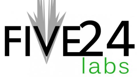 FIVE24 schwarz, grauer mehrfach gezackter Pfeil Richtung unten durch V, unter 24 "labs" in grün, Kleinbuchstaben