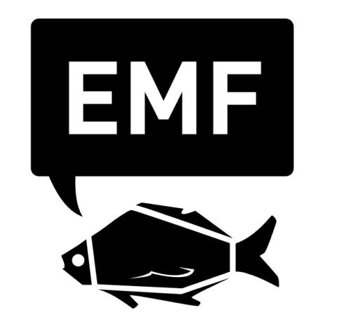 EMF weiß auf schwarzem Rechteck mit "Pfeil" zu stilisiertem Fisch, schwarz, darunterd