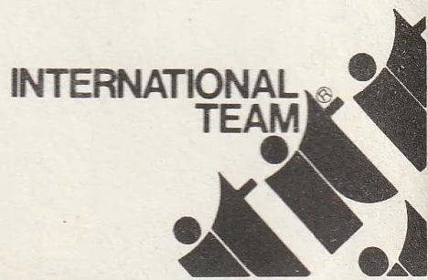 Rechteck, im linker unterer Ecke mittig diagonal it aus geometrischen elementen, Teile davon links, rechts und darunter, INTERNATIONAL TEAM zweizeoig, M benachbart zum Bogen vom t