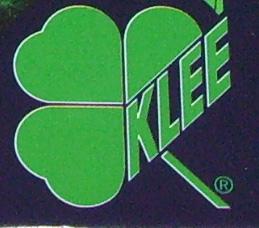 Kleeblatt, das vierte Blatt wird durch den Schriftzeug KLEE ersetzt, farblich je nach Schachtelfarbe verschieden