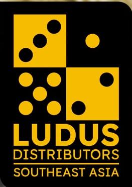 Rechteck schwarz darin Würfelfelder, 3 schwarz auf gelb, 1 gelb auf schwarz, 5 gelb auf schwarz, 2 schwarz auf gelb, darunter gelb LUDUS durunter kleiner DISTRIBUTORS. Darunter Strich + SOUTHEAST ASIApp