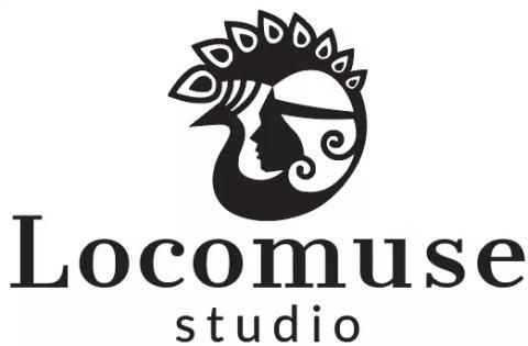 Frau Profil schwarz, Blick links, Haare weiß, Stirnband schwarz, erhoberer Arm wird hinter Kopf zu Flammendiadem, 8 Flammen von klein bis gr0ß, gestützt von Hand, darunter Locomuse studio, zweizeilig