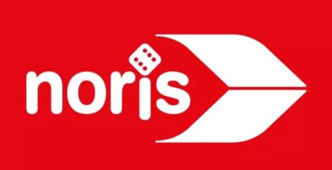 weißer geschweifter Pfeil aus zwei Hälften, links davon noris mit Würfel auf i, 6 Augen rot, ab 2020, in rotem Rechteck, auch andere Farben