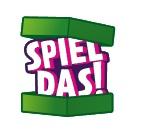 SPIEL DAS! In zwei Zeilen,Buchstaben pink gerahmt,auf lila Hintergrund innerhalb Buchstabenkonturen,darunter Quadratsockel grün,Ecke nach vorne;Über Schrift Gleicher Sockel,von oben nach unten schräg