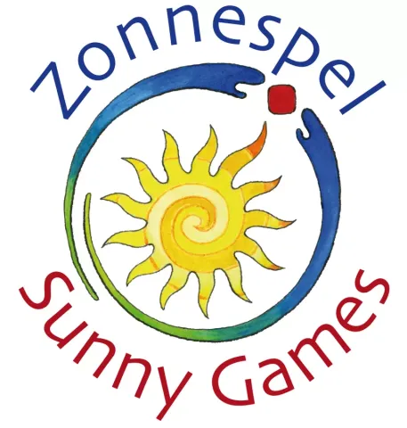 Sonne in unregelmäßigem Kreis mit rotem Würfel, wie Ring", darüber in Blau Zonnespel, darunter in rot Sunny Games