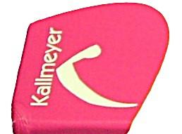 "Kallmeyer" vertikal als senkrechter Strich eines K, ein kalligraphischer Bogen spitz auslaufend bildet den Rest, auf pinkem Hintergrund