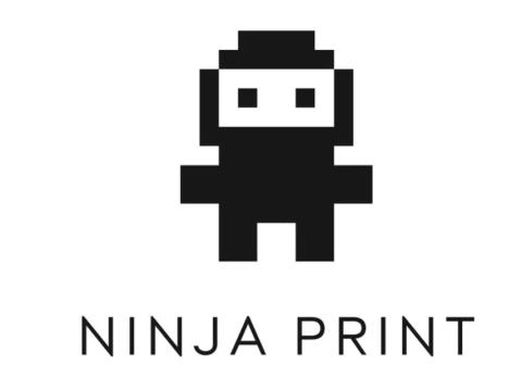 schwarze Ninja-Figur in Pixel-Design, ähnlich Minecraft Figuren, darunter NINJA PRINT, schwarz; auch andere Farben