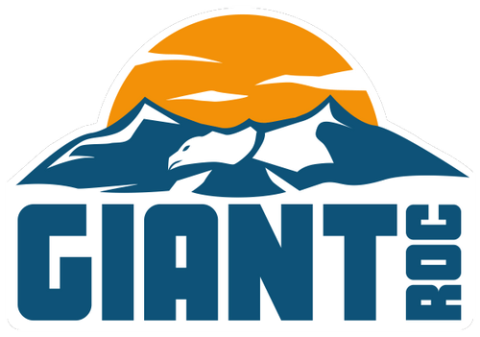 Gebirgesilhouette, blau-weiß, vor aufgehender Sonne, orange-weiss, darunter GIANT ROC, Roc um 90 Grad gedreht