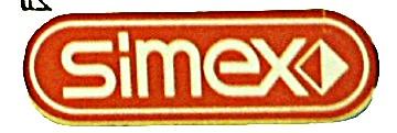 Schriftzug Simex in Kleinbuchstaben wei0, rechts im X Raute halb rot, halb weiß, alles auf rotem Oval mit weißem Innenrahmen