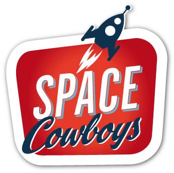 unregelmäiges Rechteck mit rundecken rot in weißem Rahmen, darin SPACE in weiß darunter Cowboys in bau, über A halbb aus dem Rahmen blau-weiße Rakete