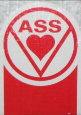 Ellipse, darin an beiden Enden Kreis mit Dreieck, darin ASS+ Herz rot, Mitte der Ellipse  rot