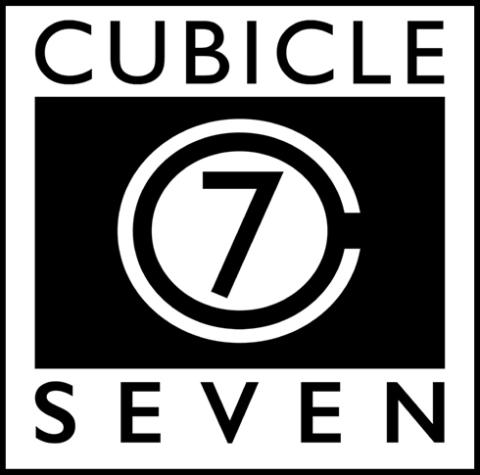 Weißes Rechteck, darin Filmstreifen, schwarz, mit 7 im Doppelkreis, schwarz auf weiß, über Streifen CUBICLE, darunter SEVEN