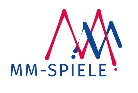 2 Ms in rot und weiß, ineinander versetzt ähnlich Berggipfel; Punkte unter erstem Anstrich weiß und etztem Abstrich rot; darunter MM-Spiele weiß, MM lnks von den Ms,