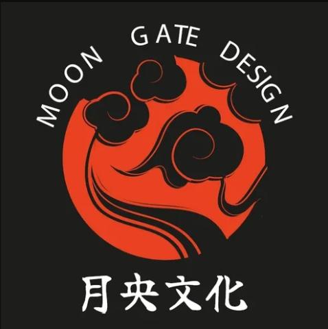 rot-schwarzes Kreis-Design ähnlich Blume, oben entland Kreis MOON GATE DESIGN in weiß. Unter Kreis 4 chinesische Schriftzeichen für Mond-Zentrum-Kultur / Moon Gate Kultur