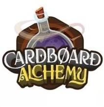 Glasflaschhe, lila inhalt, vor braunem Cubus (Kante nach vorne), quer über beiiden CARDBØARD weiß, darunter Alchemy gelb