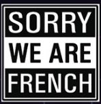 Sorry we are french in drei Zeilen, Blockbuchstaben, in Quadrat, Sorry und French in Quadratfarbe auf weiße Balken, we are in Weiß, Schriftvarianten und Farbvarianten