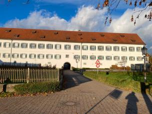 Das Rathaus Hagenau am Bodensee von der Seeseite