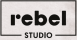 Recheck weiß, schwarzer rahmen, unten offen, in Öffnung STUDIO, darüber rebel, fett, Kleinbuchstaben