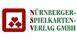 Quadrat, darin an Unterkante Spielkartensymbole Herz, Karo, Pik, alle Rot, rechts davon dreizeilt Nürnberg Spiellkarten-Verlag GmbH, Anfangsbuchstaben rot, Rest grün